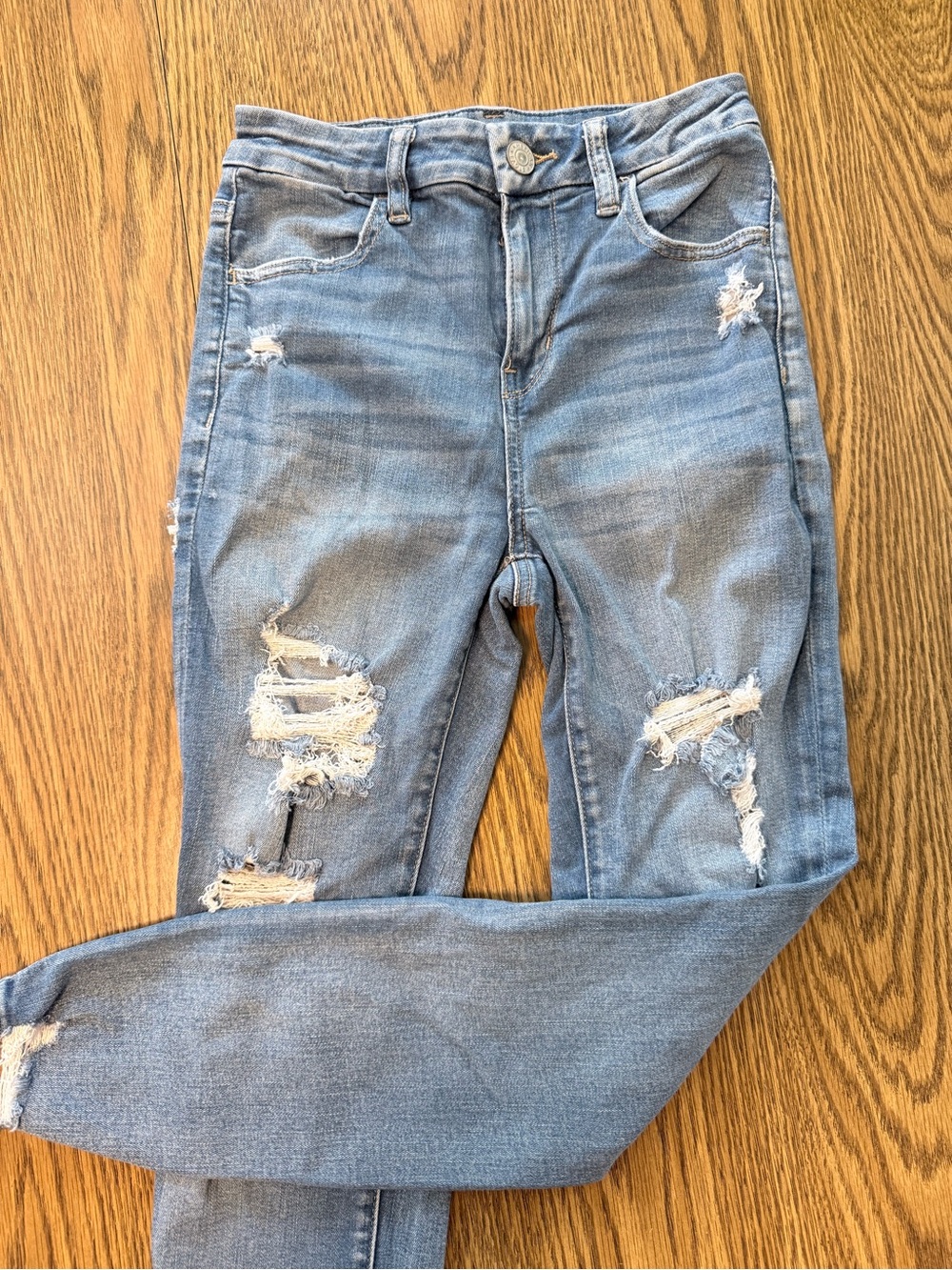 American Eagle Size 2 Ripped Skinny Jeans